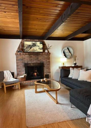 Chalet, New Hot Tub, 5 min to Windham skiing in Hensonville, USA