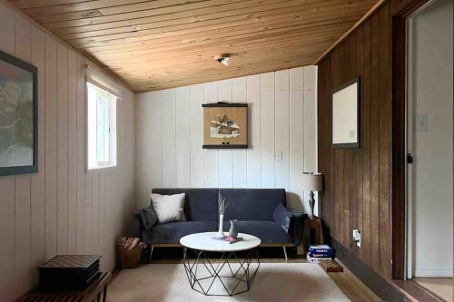 Chalet, New Hot Tub, 5 min to Windham skiing in Hensonville, USA