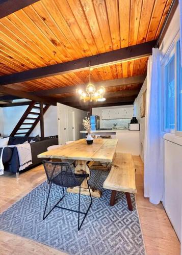 Chalet, New Hot Tub, 5 min to Windham skiing in Hensonville, USA