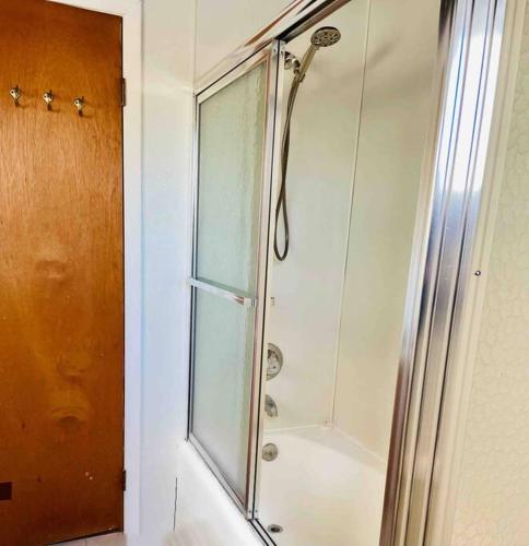 Chalet, New Hot Tub, 5 min to Windham skiing in Hensonville, USA