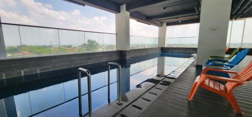 Swimming pool, Apartemen Menara One Surakarta by Cariapartemen-id in Surakarta