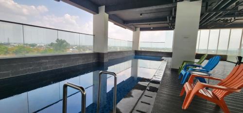 Swimming pool, Apartemen Menara One Surakarta by Cariapartemen-id in Surakarta