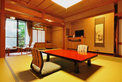 Japanese-Style Room (12.5+4.5 Tatami) 【癒しの間】