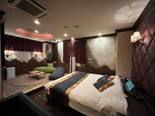Deluxe Queen Room