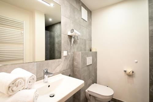 One-Bedroom Apartment image 6