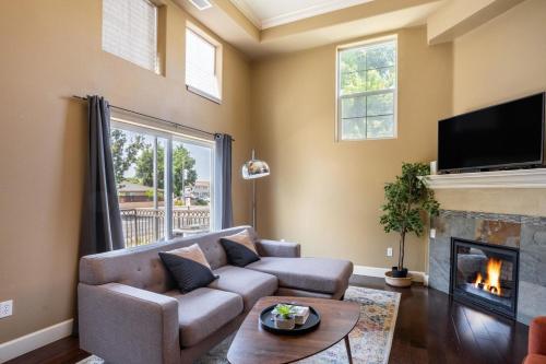 Fremont 3br w garage balcony nr park trail SFO-1574