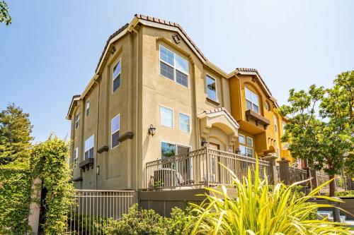 Fremont 3br w garage balcony nr park trail SFO-1574