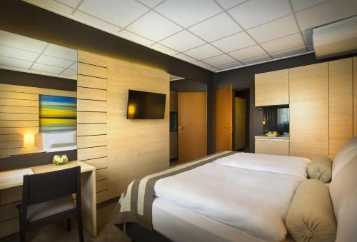 4 twin beds
