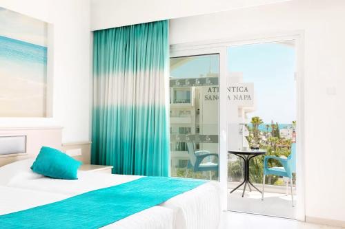 Twin Room with Balcony and Pool View image 1