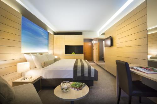 2 twin beds, 1 sofa bed