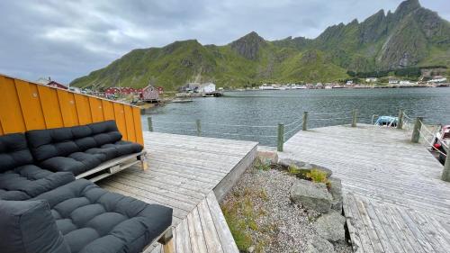 Charming waterfront cabin in Ballstad, Lofoten