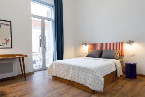 1 queen bed, 1 sofa bed