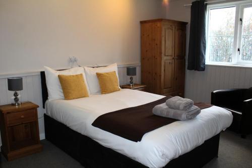 1 double bed, 1 twin bed