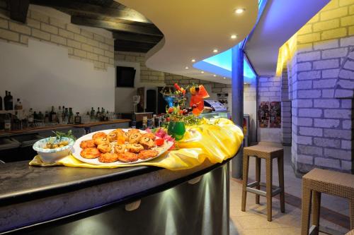 Pub/Lounge, Baia Degli Aranci Suite & Apartments in Vieste