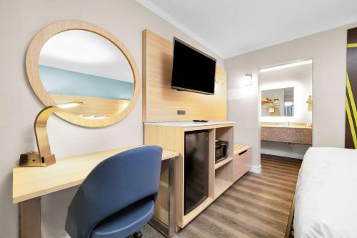 King Room - Non-Smoking room in SureStay by Best Western San Francisco Marina District