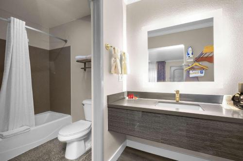 King Room - Non-Smoking image 2