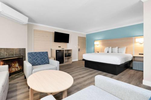 King Suite with Sofa Bed and Walk-In Shower - Fireplace room in SureStay by Best Western San Francisco Marina District