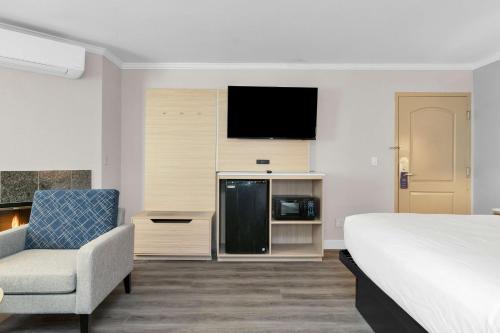 King Suite with Sofa Bed and Walk-In Shower - Fireplace image 3