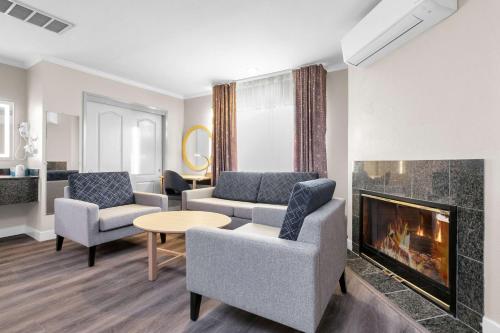 King Suite with Sofa Bed and Walk-In Shower - Fireplace image 5
