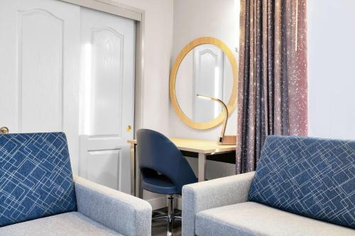 King Suite with Sofa Bed and Walk-In Shower - Fireplace image 4