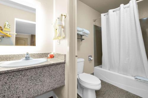 Double Room with Bath Tub - Disability Access/Non-Smoking image 1