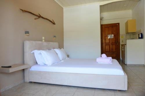Standard Double or Twin Room with Sea View image 4