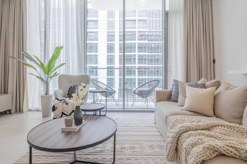 HiGuests - Step Into Heaven In This Lakeside Apartment, Dubaj