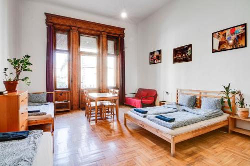 1 queen bed, 2 twin beds, 1 sofa bed