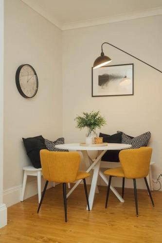 Beautifully Renovated 2 Bedroom Apartment in Észak-Stirling