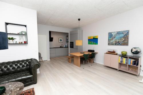 кухня, Charming Artistic Retreat - Panoramic View in Hoyvík