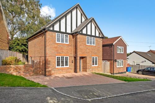 Luxury Detached New 5 Bedroom House Ascot - Parking Private Garden