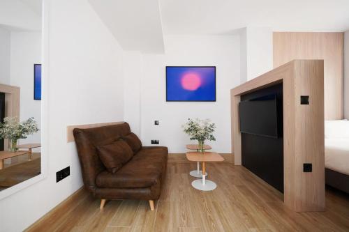 Medium Studio with Kitchenette image 10
