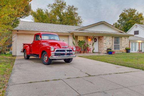 Arlington Home with Patio, Walk to ATandT Stadium! in Arlington, Vereinigte Staaten von Amerika