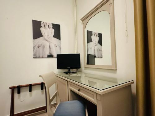 Small Single Room image 3