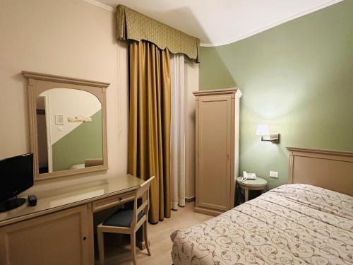 Small Single Room image 2