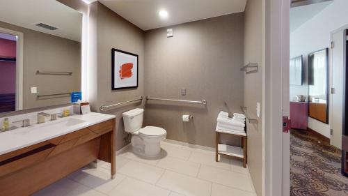 DoubleTree by Hilton Raleigh-Cary - image 11