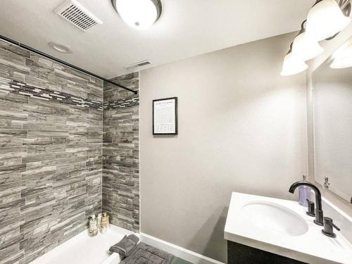 Ridgetop Retreat /mins to Fort Carson, new remodel in Colorado Springs, USA
