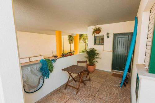 Bejárat, Cascais Surf & Nature Home with Terrace & Yoga Gym near Guincho Beach 2 to 6 Guests in Charneca