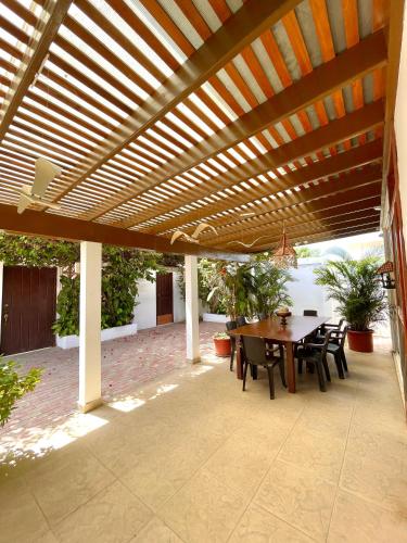 Casa con piscina privada y salida a la playa in Playas Villamil