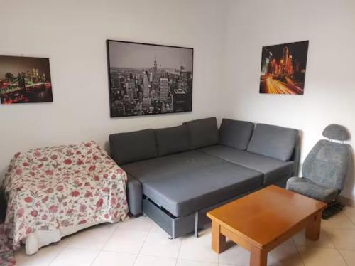 Sala con divano matrimoniale nel verde vicino alla metro chambre d'hôte Bosco in Città