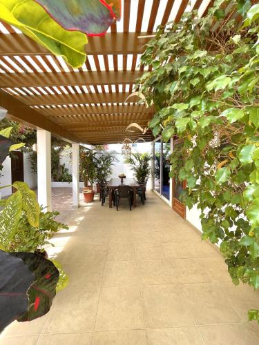 Casa con piscina privada y salida a la playa in Playas Villamil