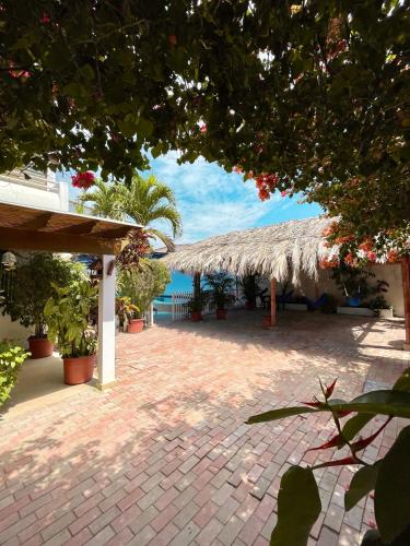 Casa con piscina privada y salida a la playa in Playas Villamil