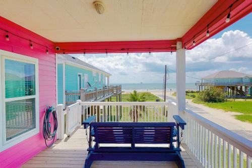 Families w/ Pets! Ocean-View Crystal Beach Retreat – khách sạn tại Port Bolivar