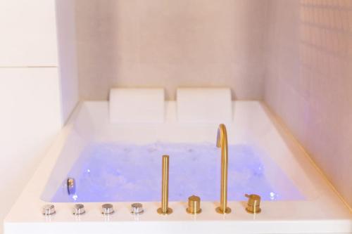 Pezsgőfürdő, Luxury Suite - Jacuzzi et Sauna in Arpajon