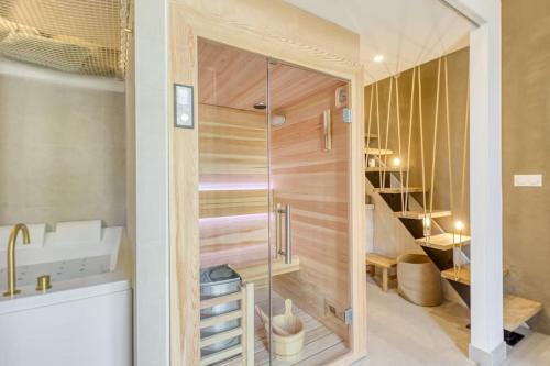 Pezsgőfürdő, Luxury Suite - Jacuzzi et Sauna in Arpajon