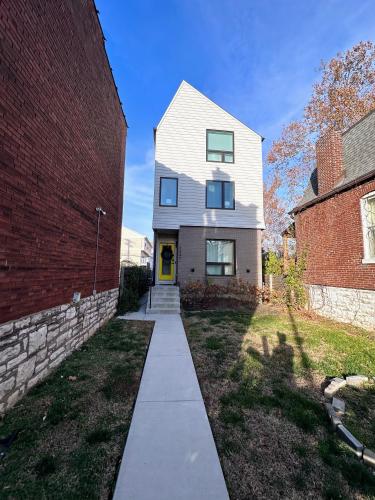 Modern House with Terrace Near Forest Park