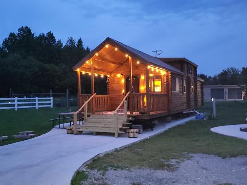 Lovely 1BR Cabin with Loft in Tennessee in Sevierville, USA