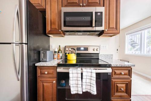 Spacious Kenmore Apartment- King Bed, Queen Bed, Fast Wifi - Tap to explore photos