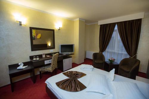 Deluxe Double Room (2 Adults + 1 Child) image 10