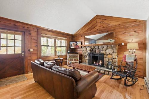 Picturesque Riverside Cabin with Fireplace and Porch in Blowing Rock, USA